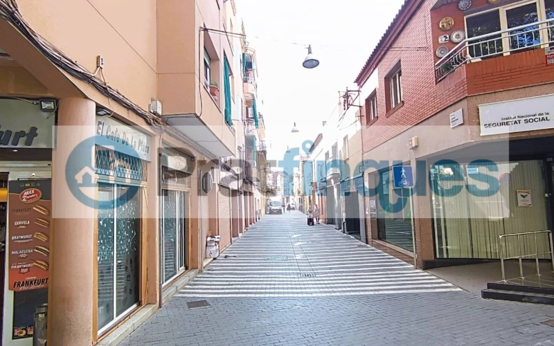 Oportunidad única para promotores, inversores o particulares: se vende solar urbanizable situado a pocos metros de la Plaça de la Vila, en pleno centro histórico de El Prat. La parcela cuenta con una fachada de 8,04 m y una profundidad de 34,45 m, con una edificabilidad permitida de 8,04 m de fachada por 20,60 m de fondo. La normativa urbanística autoriza una construcción de planta baja más dos plantas, alcanzando una altura reguladora de 10,60 m. Actualmente dispone de una edificación antigua, ofreciendo la posibilidad de rehabilitar o construir una nueva promoción en una de las zonas más auténticas y con más encanto de El Prat. Ubicación inmejorable, junto a comercios, servicios, transporte público y a un paso del corazón del municipio. Desde Pratfinques, te realizamos todos los trámites de la compraventa y a la obtención de la financiación hipotecaria, liquidación de los impuestos y, inscripción registral. - El precio de venta del inmueble, no incluye impuestos ni tasas. (ITPAJD) - La plusvalía (Impuesto sobre el Incremento de Valor de los Terrenos Urbanos) es a cargo del vendedor. - En Pratfinques, NO COBRAMOS LOS HONORARIOS AL COMPRADOR, están incluidos en el precio de venta publicado.