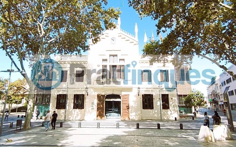 Oportunidad única para promotores, inversores o particulares: se vende solar urbanizable situado a pocos metros de la Plaça de la Vila, en pleno centro histórico de El Prat. La parcela cuenta con una fachada de 8,04 m y una profundidad de 34,45 m, con una edificabilidad permitida de 8,04 m de fachada por 20,60 m de fondo. La normativa urbanística autoriza una construcción de planta baja más dos plantas, alcanzando una altura reguladora de 10,60 m. Actualmente dispone de una edificación antigua, ofreciendo la posibilidad de rehabilitar o construir una nueva promoción en una de las zonas más auténticas y con más encanto de El Prat. Ubicación inmejorable, junto a comercios, servicios, transporte público y a un paso del corazón del municipio. Desde Pratfinques, te realizamos todos los trámites de la compraventa y a la obtención de la financiación hipotecaria, liquidación de los impuestos y, inscripción registral. - El precio de venta del inmueble, no incluye impuestos ni tasas. (ITPAJD) - La plusvalía (Impuesto sobre el Incremento de Valor de los Terrenos Urbanos) es a cargo del vendedor. - En Pratfinques, NO COBRAMOS LOS HONORARIOS AL COMPRADOR, están incluidos en el precio de venta publicado.