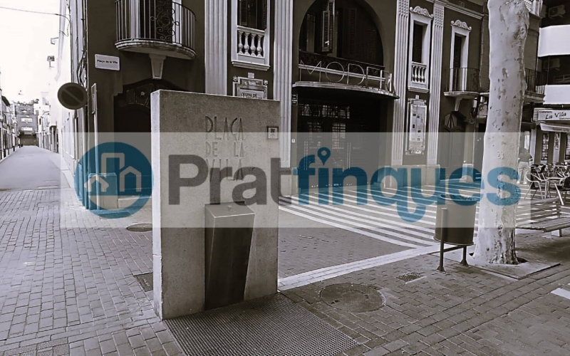 Oportunidad única para promotores, inversores o particulares: se vende solar urbanizable situado a pocos metros de la Plaça de la Vila, en pleno centro histórico de El Prat. La parcela cuenta con una fachada de 8,04 m y una profundidad de 34,45 m, con una edificabilidad permitida de 8,04 m de fachada por 20,60 m de fondo. La normativa urbanística autoriza una construcción de planta baja más dos plantas, alcanzando una altura reguladora de 10,60 m. Actualmente dispone de una edificación antigua, ofreciendo la posibilidad de rehabilitar o construir una nueva promoción en una de las zonas más auténticas y con más encanto de El Prat. Ubicación inmejorable, junto a comercios, servicios, transporte público y a un paso del corazón del municipio. Desde Pratfinques, te realizamos todos los trámites de la compraventa y a la obtención de la financiación hipotecaria, liquidación de los impuestos y, inscripción registral. - El precio de venta del inmueble, no incluye impuestos ni tasas. (ITPAJD) - La plusvalía (Impuesto sobre el Incremento de Valor de los Terrenos Urbanos) es a cargo del vendedor. - En Pratfinques, NO COBRAMOS LOS HONORARIOS AL COMPRADOR, están incluidos en el precio de venta publicado.