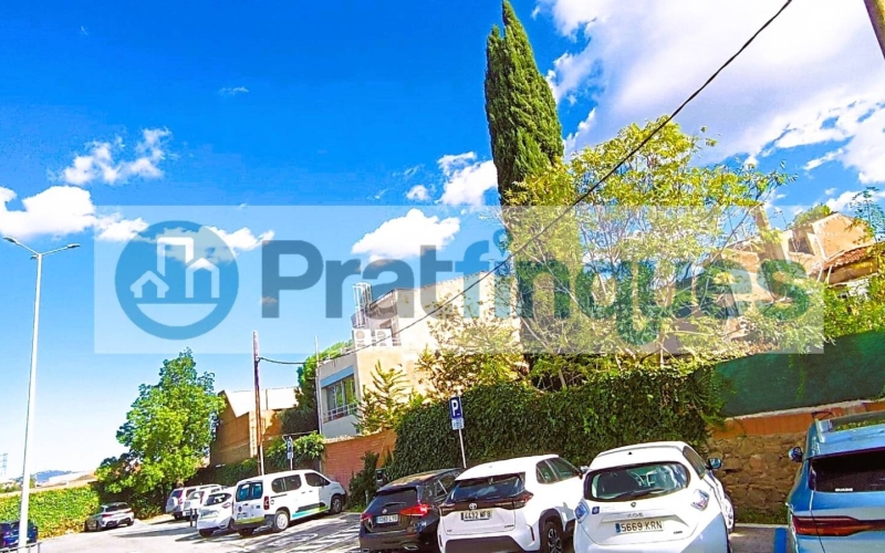 Oportunidad única para promotores, inversores o particulares: se vende solar urbanizable situado a pocos metros de la Plaça de la Vila, en pleno centro histórico de El Prat. La parcela cuenta con una fachada de 8,04 m y una profundidad de 34,45 m, con una edificabilidad permitida de 8,04 m de fachada por 20,60 m de fondo. La normativa urbanística autoriza una construcción de planta baja más dos plantas, alcanzando una altura reguladora de 10,60 m. Actualmente dispone de una edificación antigua, ofreciendo la posibilidad de rehabilitar o construir una nueva promoción en una de las zonas más auténticas y con más encanto de El Prat. Ubicación inmejorable, junto a comercios, servicios, transporte público y a un paso del corazón del municipio. Desde Pratfinques, te realizamos todos los trámites de la compraventa y a la obtención de la financiación hipotecaria, liquidación de los impuestos y, inscripción registral. - El precio de venta del inmueble, no incluye impuestos ni tasas. (ITPAJD) - La plusvalía (Impuesto sobre el Incremento de Valor de los Terrenos Urbanos) es a cargo del vendedor. - En Pratfinques, NO COBRAMOS LOS HONORARIOS AL COMPRADOR, están incluidos en el precio de venta publicado.