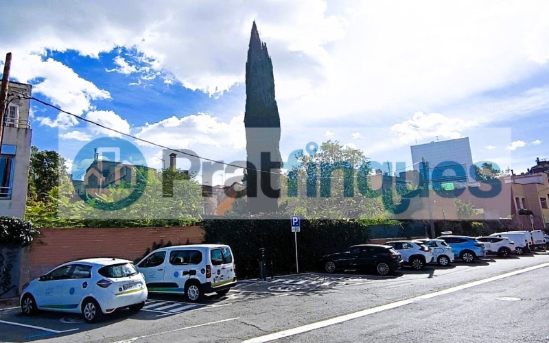 Oportunidad única para promotores, inversores o particulares: se vende solar urbanizable situado a pocos metros de la Plaça de la Vila, en pleno centro histórico de El Prat. La parcela cuenta con una fachada de 8,04 m y una profundidad de 34,45 m, con una edificabilidad permitida de 8,04 m de fachada por 20,60 m de fondo. La normativa urbanística autoriza una construcción de planta baja más dos plantas, alcanzando una altura reguladora de 10,60 m. Actualmente dispone de una edificación antigua, ofreciendo la posibilidad de rehabilitar o construir una nueva promoción en una de las zonas más auténticas y con más encanto de El Prat. Ubicación inmejorable, junto a comercios, servicios, transporte público y a un paso del corazón del municipio. Desde Pratfinques, te realizamos todos los trámites de la compraventa y a la obtención de la financiación hipotecaria, liquidación de los impuestos y, inscripción registral. - El precio de venta del inmueble, no incluye impuestos ni tasas. (ITPAJD) - La plusvalía (Impuesto sobre el Incremento de Valor de los Terrenos Urbanos) es a cargo del vendedor. - En Pratfinques, NO COBRAMOS LOS HONORARIOS AL COMPRADOR, están incluidos en el precio de venta publicado.