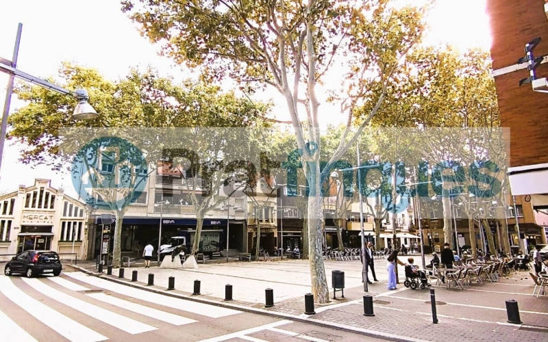 Oportunidad única para promotores, inversores o particulares: se vende solar urbanizable situado a pocos metros de la Plaça de la Vila, en pleno centro histórico de El Prat. La parcela cuenta con una fachada de 8,04 m y una profundidad de 34,45 m, con una edificabilidad permitida de 8,04 m de fachada por 20,60 m de fondo. La normativa urbanística autoriza una construcción de planta baja más dos plantas, alcanzando una altura reguladora de 10,60 m. Actualmente dispone de una edificación antigua, ofreciendo la posibilidad de rehabilitar o construir una nueva promoción en una de las zonas más auténticas y con más encanto de El Prat. Ubicación inmejorable, junto a comercios, servicios, transporte público y a un paso del corazón del municipio. Desde Pratfinques, te realizamos todos los trámites de la compraventa y a la obtención de la financiación hipotecaria, liquidación de los impuestos y, inscripción registral. - El precio de venta del inmueble, no incluye impuestos ni tasas. (ITPAJD) - La plusvalía (Impuesto sobre el Incremento de Valor de los Terrenos Urbanos) es a cargo del vendedor. - En Pratfinques, NO COBRAMOS LOS HONORARIOS AL COMPRADOR, están incluidos en el precio de venta publicado.