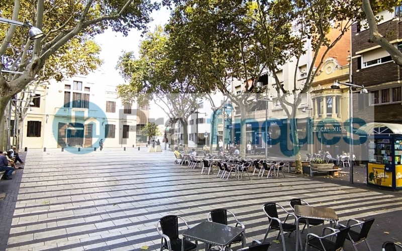 Oportunidad única para promotores, inversores o particulares: se vende solar urbanizable situado a pocos metros de la Plaça de la Vila, en pleno centro histórico de El Prat. La parcela cuenta con una fachada de 8,04 m y una profundidad de 34,45 m, con una edificabilidad permitida de 8,04 m de fachada por 20,60 m de fondo. La normativa urbanística autoriza una construcción de planta baja más dos plantas, alcanzando una altura reguladora de 10,60 m. Actualmente dispone de una edificación antigua, ofreciendo la posibilidad de rehabilitar o construir una nueva promoción en una de las zonas más auténticas y con más encanto de El Prat. Ubicación inmejorable, junto a comercios, servicios, transporte público y a un paso del corazón del municipio. Desde Pratfinques, te realizamos todos los trámites de la compraventa y a la obtención de la financiación hipotecaria, liquidación de los impuestos y, inscripción registral. - El precio de venta del inmueble, no incluye impuestos ni tasas. (ITPAJD) - La plusvalía (Impuesto sobre el Incremento de Valor de los Terrenos Urbanos) es a cargo del vendedor. - En Pratfinques, NO COBRAMOS LOS HONORARIOS AL COMPRADOR, están incluidos en el precio de venta publicado.