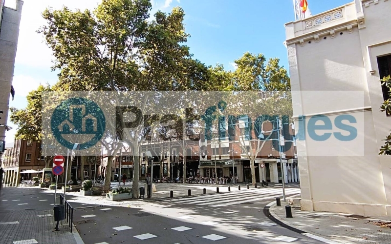 Oportunidad única para promotores, inversores o particulares: se vende solar urbanizable situado a pocos metros de la Plaça de la Vila, en pleno centro histórico de El Prat. La parcela cuenta con una fachada de 8,04 m y una profundidad de 34,45 m, con una edificabilidad permitida de 8,04 m de fachada por 20,60 m de fondo. La normativa urbanística autoriza una construcción de planta baja más dos plantas, alcanzando una altura reguladora de 10,60 m. Actualmente dispone de una edificación antigua, ofreciendo la posibilidad de rehabilitar o construir una nueva promoción en una de las zonas más auténticas y con más encanto de El Prat. Ubicación inmejorable, junto a comercios, servicios, transporte público y a un paso del corazón del municipio. Desde Pratfinques, te realizamos todos los trámites de la compraventa y a la obtención de la financiación hipotecaria, liquidación de los impuestos y, inscripción registral. - El precio de venta del inmueble, no incluye impuestos ni tasas. (ITPAJD) - La plusvalía (Impuesto sobre el Incremento de Valor de los Terrenos Urbanos) es a cargo del vendedor. - En Pratfinques, NO COBRAMOS LOS HONORARIOS AL COMPRADOR, están incluidos en el precio de venta publicado.