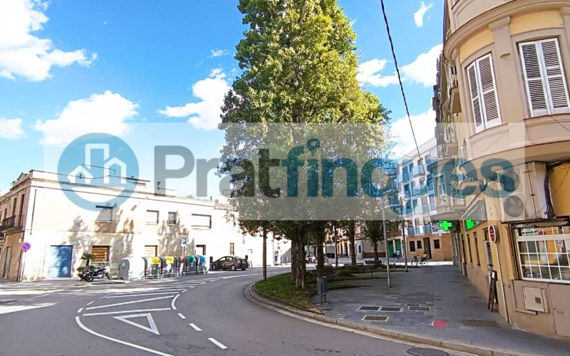 Oportunidad única para promotores, inversores o particulares: se vende solar urbanizable situado a pocos metros de la Plaça de la Vila, en pleno centro histórico de El Prat. La parcela cuenta con una fachada de 8,04 m y una profundidad de 34,45 m, con una edificabilidad permitida de 8,04 m de fachada por 20,60 m de fondo. La normativa urbanística autoriza una construcción de planta baja más dos plantas, alcanzando una altura reguladora de 10,60 m. Actualmente dispone de una edificación antigua, ofreciendo la posibilidad de rehabilitar o construir una nueva promoción en una de las zonas más auténticas y con más encanto de El Prat. Ubicación inmejorable, junto a comercios, servicios, transporte público y a un paso del corazón del municipio. Desde Pratfinques, te realizamos todos los trámites de la compraventa y a la obtención de la financiación hipotecaria, liquidación de los impuestos y, inscripción registral. - El precio de venta del inmueble, no incluye impuestos ni tasas. (ITPAJD) - La plusvalía (Impuesto sobre el Incremento de Valor de los Terrenos Urbanos) es a cargo del vendedor. - En Pratfinques, NO COBRAMOS LOS HONORARIOS AL COMPRADOR, están incluidos en el precio de venta publicado.