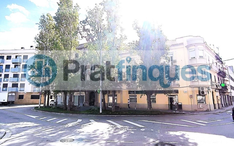 Oportunidad única para promotores, inversores o particulares: se vende solar urbanizable situado a pocos metros de la Plaça de la Vila, en pleno centro histórico de El Prat. La parcela cuenta con una fachada de 8,04 m y una profundidad de 34,45 m, con una edificabilidad permitida de 8,04 m de fachada por 20,60 m de fondo. La normativa urbanística autoriza una construcción de planta baja más dos plantas, alcanzando una altura reguladora de 10,60 m. Actualmente dispone de una edificación antigua, ofreciendo la posibilidad de rehabilitar o construir una nueva promoción en una de las zonas más auténticas y con más encanto de El Prat. Ubicación inmejorable, junto a comercios, servicios, transporte público y a un paso del corazón del municipio. Desde Pratfinques, te realizamos todos los trámites de la compraventa y a la obtención de la financiación hipotecaria, liquidación de los impuestos y, inscripción registral. - El precio de venta del inmueble, no incluye impuestos ni tasas. (ITPAJD) - La plusvalía (Impuesto sobre el Incremento de Valor de los Terrenos Urbanos) es a cargo del vendedor. - En Pratfinques, NO COBRAMOS LOS HONORARIOS AL COMPRADOR, están incluidos en el precio de venta publicado.