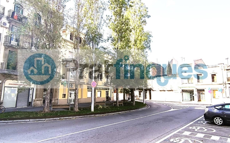 Oportunidad única para promotores, inversores o particulares: se vende solar urbanizable situado a pocos metros de la Plaça de la Vila, en pleno centro histórico de El Prat. La parcela cuenta con una fachada de 8,04 m y una profundidad de 34,45 m, con una edificabilidad permitida de 8,04 m de fachada por 20,60 m de fondo. La normativa urbanística autoriza una construcción de planta baja más dos plantas, alcanzando una altura reguladora de 10,60 m. Actualmente dispone de una edificación antigua, ofreciendo la posibilidad de rehabilitar o construir una nueva promoción en una de las zonas más auténticas y con más encanto de El Prat. Ubicación inmejorable, junto a comercios, servicios, transporte público y a un paso del corazón del municipio. Desde Pratfinques, te realizamos todos los trámites de la compraventa y a la obtención de la financiación hipotecaria, liquidación de los impuestos y, inscripción registral. - El precio de venta del inmueble, no incluye impuestos ni tasas. (ITPAJD) - La plusvalía (Impuesto sobre el Incremento de Valor de los Terrenos Urbanos) es a cargo del vendedor. - En Pratfinques, NO COBRAMOS LOS HONORARIOS AL COMPRADOR, están incluidos en el precio de venta publicado.
