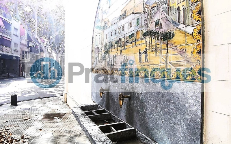Oportunidad única para promotores, inversores o particulares: se vende solar urbanizable situado a pocos metros de la Plaça de la Vila, en pleno centro histórico de El Prat. La parcela cuenta con una fachada de 8,04 m y una profundidad de 34,45 m, con una edificabilidad permitida de 8,04 m de fachada por 20,60 m de fondo. La normativa urbanística autoriza una construcción de planta baja más dos plantas, alcanzando una altura reguladora de 10,60 m. Actualmente dispone de una edificación antigua, ofreciendo la posibilidad de rehabilitar o construir una nueva promoción en una de las zonas más auténticas y con más encanto de El Prat. Ubicación inmejorable, junto a comercios, servicios, transporte público y a un paso del corazón del municipio. Desde Pratfinques, te realizamos todos los trámites de la compraventa y a la obtención de la financiación hipotecaria, liquidación de los impuestos y, inscripción registral. - El precio de venta del inmueble, no incluye impuestos ni tasas. (ITPAJD) - La plusvalía (Impuesto sobre el Incremento de Valor de los Terrenos Urbanos) es a cargo del vendedor. - En Pratfinques, NO COBRAMOS LOS HONORARIOS AL COMPRADOR, están incluidos en el precio de venta publicado.