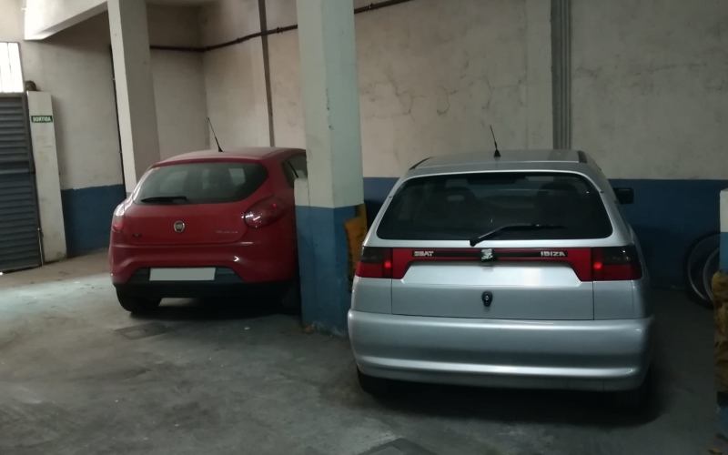¡Oportunidad en la ciudad de El Prat de Llobregat! Se vende plaza de parking individual en la calle Santiago Rusiñol, situada en la planta baja del edificio. Esta plaza de 14 m² ofrece espacio suficiente para coche mediano y una moto. Se distingue por tener fácil maniobrabilidad, con distinción de puerta de acceso y otra de salida. El edificio cuenta con puertas de acceso automáticas y un circuito cerrado de seguridad, garantizando la máxima protección para tu vehículo. No pierdas la oportunidad de adquirir esta plaza, con todas las comodidades y medidas de seguridad que necesitas. ¡Contacta ya para más información y asegura tu espacio en una ubicación privilegiada! Desde Pratfinques, te realizamos todos los trámites de la compraventa y a la obtención de la financiación hipotecaria, liquidación de los impuestos y, inscripción registral. - El precio de venta del inmueble, no incluye impuestos ni tasas. (ITPADJ) - La plusvalía (Impuesto sobre el Incremento de Valor de los Terrenos Urbanos) es a cargo del vendedor. - En Pratfinques, NO COBRAMOS LOS HONORARIOS AL COMPRADOR, están incluidos en el precio de venta publicado.