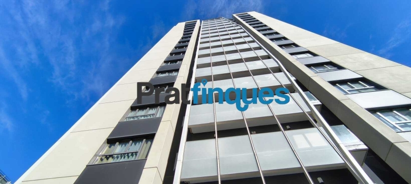 Te imaginas despertar cada día con el sol por la mañana, unas vistas claras y el cielo como vecino? Te ofrecemos esta magnífica vivienda exterior situado en una octava planta, completamente luminoso e impecable. Con una inmejorable orientación Sur-Sudeste, el piso disfruta de una entrada excepcional de luz natural durante todo el día. Ubicado en la prestigiosa Plaza Europa de L'Hospitalet de Llobregat, uno de los entornos urbanos más modernos, cotizados y mejor comunicados del área metropolitana de Barcelona, este hogar es el reflejo perfecto de una vida cómoda, elegante y altamente eficiente. La propiedad se sitúa en una finca joven que cuenta con tecnología de aerotermia de última generación y servicios exclusivos que elevan la calidad de vida al máximo nivel. Así se distribuye tu futuro hogar: &nbsp; - Gran dormitorio principal (16 m²): Un espacioso dormitorio de diseño que incluye una fantástica zona de vestuario integrada para tu total comodidad. - Salón-comedor de ensueño: Un ambiente abierto con grandes ventanales que conectan directamente con la terraza, inundando el espacio de sol. - Terrassa de 8 m²: El lugar ideal para relajarse ante la Plaza Europa, con acceso práctico y directo tanto desde el comedor como de la cocina. - Segundo dormitorio: Una habitación individual con ventana orientada a la terraza, ideal como despacho de teletrabajo, habitación juvenil o espacio polivalente. - Cocina independiente: Amplia, totalmente equipada, muy luminosa y con salida directa al exterior. Baño completo: Moderno y funcional, equipado con plato de ducha.&nbsp; Calidades, confort y eficiencia energética: - Suelos de parqué flotante de madera multicapa: Un acabado noble y natural que aporta máxima calidez, elegancia y confort a la pisada. - Sistema de aerotermia integral: Climatización de máximo ahorro (aire acondicionado y calefacción por conductas) y agua caliente sanitaria mediante energía limpia. - Máxima eficiencia: Edificio de construcción reciente con cierres de alto aislamiento y soluciones tecnológicas sostenibles. - Listo para entrar a vivir: El estado de conservación es excelente, no necesita ningún tipo de reforma. Servicios exclusivos de la finca: - Piscina comunitaria y solárium: Un oasis a tu disposición con espectaculares vistas panorámicas de la ciudad. - Seguridad y comodidad: Servicio de conserjería, control de accesos, dos ascensores y un montacargas. - Placas solares: Apoyo energético comunitario que optimiza todavía más el consumo general del edificio. Información de transparencia al consumidor: El precio de venta publicado no incluye los gastos ni los impuestos derivados de la compraventa (*ITP, gastos de notaría, registro, gestoría ni honorarios de intermediación inmobiliaria). Antes de hacer la visita, tu asesor personal te facilitará toda la información detallada y desglosada de estos costes para que compres con total tranquilidad. &nbsp;
