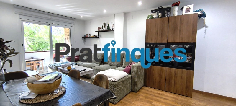 Presentamos este espectacular piso totalmente reformado de 89 m² útiles, ubicado en pleno centro de la ciudad, a un paso de la emblemática Plaza Catalunya y de la estación de metro L9 Cèntric. Una vivienda lista para entrar a vivir, diseñada para ofrecerte el máximo confort, luminosidad y una distribución perfecta para la vida familiar. Distribución inteligente: Zona de día y Zona de noche El diseño de la vivienda separa de forma excelente los espacios para garantizar tu privacidad y descanso: Zona de Día: Al cruzar el recibidor, accedes directamente a un salón-comedor de 18 m², un espacio amplio y acogedor con salida directa a un agradable balcón. La cocina es independiente y cuenta con la galería ya integrada. Destaca por su gran luminosidad gracias a un elegante tabique acristalado tipo ventana, que permite el paso de la luz natural desde el comedor mientras cocinas. Zona de Noche: Conectada de forma fluida desde el comedor, distribuye el acceso a los dormitorios y baños: Habitación principal en suite (11 m²): Exterior, inundada de sol y con su propio baño privado de 4 m² (3 piezas con plato de ducha de resina antideslizante). Segunda habitación doble (11 m²): También exterior a la calle, disfrutando de una orientación inmejorable con sol durante todo el día. Dos habitaciones individuales (8 m² cada una): Espacios versátiles ideales para dormitorios, zona de juegos o teletrabajo. Una de ellas cuenta con salida a un segundo balcón orientado al patio de luces. Baño común: Moderno y funcional, compuesto por 3 piezas y equipado con plato de ducha de resina antideslizante. Calidades premium y confort total La vivienda cuenta con una reforma integral de hace solo 5 años y está cuidada al detalle con materiales de alta calidad: Orientación Sur: Vivienda muy soleada y bañada por la luz natural durante todo el día. Aislamiento perfecto: Carpintería de aluminio con rotura de puente térmico y doble ventana, garantizando el mejor aislamiento térmico y acústico. Suelos y carpintería: Suelo de parqué sintético de alta resistencia (nivel AC5) y puertas lacadas en blanco (batientes y correderas empotradas en los baños para optimizar el espacio). Airecondicionado: 3 splits con bomba de calor en distintas estàncies. Ubicación inmejorable Vivirás en el centro de El Prat, rodeado de todos los servicios esenciales: colegios, bibliotecas, comercios y una excelente conectividad en transporte público (Metro L9 Cèntric y múltiples líneas de autobús). Un hogar idílico, cómodo y pensado para disfrutar de la paz familiar. ¿Te vas a perder la oportunidad de visitarlo? &nbsp;