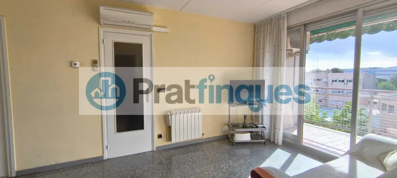 ¿Buscas un hogar donde la luz sea la protagonista?&nbsp;Presentamos este magnífico piso que combina una distribución funcional con una ubicación privilegiada para disfrutar de la máxima tranquilidad. Lo que hace especial a esta vivienda: Amplitud y Confort:&nbsp;Un salón-comedor acogedor que se convierte en el corazón de la casa, con salida directa a un&nbsp;balcón privado&nbsp;perfecto para relajarse. Zona de Descanso:&nbsp;Dispone de&nbsp;3 habitaciones&nbsp;(2 de ellas dobles y amplias, más una individual versátil),diseñadas para garantizar el descanso de toda la familia. Funcionalidad:&nbsp;Cocina independiente con acceso a galería, ideal para organizar el día a día. El baño completo ha sido actualizado con un moderno&nbsp;plato de ducha de resina antideslizante, aunando seguridad y estilo. Luz y Vistas:&nbsp;Gracias a su&nbsp;orientación Oeste, la vivienda se inunda de sol natural durante toda la tarde. Sus&nbsp;vistas despejadas&nbsp;te permitirán disfrutar de una sensación de libertad y paz difícil de encontrar.Equipamiento y Finca: La vivienda está lista para entrar a vivir, equipada con&nbsp;calefacción por radiadores&nbsp;(gas natural) y&nbsp;aire acondicionado con bomba de calor, garantizando el clima perfecto en cualquier época del año. Además, la finca cuenta con&nbsp;ascensor, facilitando el acceso y la comodidad total en tu rutina. ¡No pierdas la oportunidad de visitarlo! Un piso donde el confort y la luz se encuentran. En Pratfinques le acompañamos de forma integral durante todo el proceso de compraventa. Nos encargamos de la gestión de su financiación hipotecaria, la liquidación de impuestos y la inscripción registral de la propiedad. &nbsp; Tenga en cuenta los siguientes puntos informativos: &nbsp; Transparencia en el precio: El importe de venta no incluye los impuestos y tasas asociados (ITP y AJD). Plusvalía: El Impuesto sobre el Incremento de Valor de los Terrenos de Naturaleza Urbana corre íntegramente a cargo de la parte vendedora. Sin costes adicionales: En Pratfinques no cobramos honorarios a la parte compradora; nuestros servicios ya están incluidos en el precio de venta publicado.&nbsp;