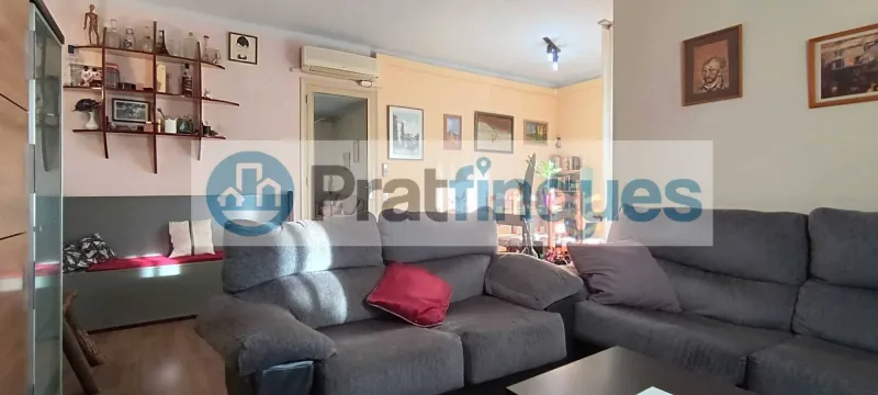 Descubra este piso único en el corazón de la ciudad. Una vivienda diseñada para aprovechar la luz natural al máximo, totalmente exterior y con una distribución versátil. Su gran salón de 22 m² se convierte en el centro del hogar, conectado a un balcón ideal para disfrutar del entorno urbano. Situada en un área con una&nbsp;oferta comercial inmejorable&nbsp;(moda, restauración y alimentación) y una conectividad excelente. A pocos minutos de la estación de&nbsp;Metro L9 (Les Moreres)&nbsp;y con acceso inmediato a las principales líneas de autobús (65, X2, L22, N17),esta propiedad combina comodidad, servicios y calidad de vida. Desde Pratfinques, te realizamos todos los trámites de la compraventa y a la obtención de la financiación hipotecaria, liquidación de los impuestos y, inscripción registral. -&nbsp;&nbsp;&nbsp;&nbsp;&nbsp;&nbsp;&nbsp;&nbsp;&nbsp;&nbsp;&nbsp;&nbsp;&nbsp; El precio de venta del inmueble, no incluye impuestos ni tasas. (ITP y AJD) -&nbsp;&nbsp;&nbsp;&nbsp;&nbsp;&nbsp;&nbsp;&nbsp;&nbsp;&nbsp;&nbsp;&nbsp;&nbsp; La plusvalía (Impuesto sobre el Incremento de Valor de los Terrenos Urbanos) es a cargo del vendedor. -&nbsp;&nbsp;&nbsp;&nbsp;&nbsp;&nbsp;&nbsp;&nbsp;&nbsp;&nbsp;&nbsp;&nbsp;&nbsp; En Pratfinques, NO COBRAMOS LOS HONORARIOS AL COMPRADOR, están incluidos en el precio de venta publicado.