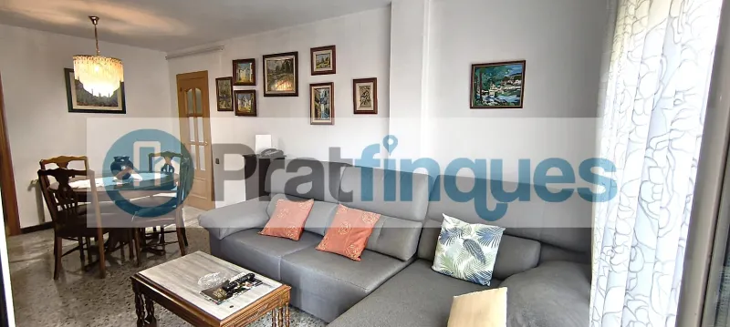 ¿Buscáis vuestra primera vivienda o el lugar ideal para ver crecer a vuestra familia? Este espectacular piso destaca por su amplitud, su luz natural y una comodidad absoluta en el día a día. Al tratarse de una quinta planta real en una finca con ascensor, disfrutaréis de una vivienda tranquila, sin ruidos de la calle y con sol directo durante todo el día. ¡Un lienzo en blanco perfecto para vuestro nuevo proyecto de vida! Espacios diseñados para el día a día familiar: El corazón de la casa: Un gran salón-comedor de 21 m² donde compartir cenas, tardes de cine y con salida directa al balcón. Habitaciones para todos: 3 dormitorios (dos de ellos dobles),ideales para el dormitorio principal, el cuarto de los niños o una zona de teletrabajo. Cocina independiente: Espaciosa, funcional y con acceso directo a una cómoda galería que desahoga el espacio principal. Baño reformado: Baño completo de 3 piezas equipado con un moderno y práctico plato de ducha. Metros reales: 76 m² útiles bien distribuidos (87 m² construidos) donde no se pierde ni un solo metro.Una ubicación pensada para vuestra comodidad Situado en la cotizada Avenida del Remolar, tendréis la tranquilidad que buscáis sin renunciar a nada. La ubicación es perfecta para el día a día de una familia: Conectividad total: Accesos rapidísimos en coche y una red excelente de transporte público para ir a trabajar o estudiar. Todo a un paso: Rodeado de comercio local, supermercados para la compra diaria, colegios, parques y una gran oferta de restauración para los fines de semana.¡Es el momento de dar el paso y tener vuestra propia casa! Contactad con nosotros hoy mismo para venir a verla antes de que se reserve. En Pratfinques le acompañamos de forma integral durante todo el proceso de compraventa. Nos encargamos de la gestión de su financiación hipotecaria, la liquidación de impuestos y la inscripción registral de la propiedad. &nbsp; Tenga en cuenta los siguientes puntos informativos: &nbsp; Transparencia en el precio: El importe de venta no incluye los impuestos y tasas asociados (ITP y AJD). Plusvalía: El Impuesto sobre el Incremento de Valor de los Terrenos de Naturaleza Urbana corre íntegramente a cargo de la parte vendedora. Sin costes adicionales: En Pratfinques no cobramos honorarios a la parte compradora; nuestros servicios ya están incluidos en el precio de venta publicado.&nbsp;
