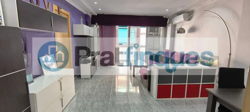 Disfrute del equilibrio perfecto entre tranquilidad residencial y una conectividad estratégica inigualable. Esta magnífica vivienda, ubicada en la apacible calle Sant Joaquim, 86, destaca por su excelente distribución, estancias muy amplias y una optimización perfecta de sus 83 m² útiles (97 m² construidos). Gracias a su orientación norte, el piso ofrece un ambiente fresco, confortable y una luminosidad constante muy valorada. Distribución elegante y espacios independientes Salón-comedor extraordinario: Un gran espacio de 22 m² muy cuadrado y luminoso, con salida directa a un agradable balcón. Zona de descanso generosa: Dispone de 4 habitaciones, incluyendo dos dormitorios dobles de gran tamaño (el principal cuenta con unos fantásticos 13 m²). Cocina funcional e independiente: Espaciosa, independiente y con salida a una práctica galería/lavadero que maximiza la organización. Baño completo: Un baño de 4 piezas equipado con bañera, ideal para el confort diario.Calidades y confort de primer nivel Aislamiento eficiente: Carpintería exterior de aluminio blanco con doble acristalamiento, garantizando confort térmico y acústico. Climatización integral: Sistema de aire acondicionado split con bomba de calor instalado. Detalles de calidad: Suelos de gres porcelánico de alta resistencia y puertas interiores de haya vaporizada que aportan calidez. Finca accesible: Edificio cuidado y tranquilo que dispone de ascensor.Accesibilidad y entorno: Lo mejor de El Prat a su alcance La ubicación de la calle Sant Joaquim es uno de los mayores valores añadidos de esta propiedad: Entrada y salida inmediata: Acceso rápido y directo a las principales vías de comunicación (C-31, C-32 y B-20),permitiendo conectar con Barcelona o el Aeropuerto en pocos minutos y sin sufrir retenciones internas. Conectividad total: Excelente comunicación en transporte público mediante la red de autobuses locales y metropolitanos, Metro (L9 Sud) y Cercanías Renfe. Calidad de vida en El Prat: Una ciudad llana, cómoda y moderna que combina una infraestructura de primer nivel (colegios, centros médicos, comercios) con el privilegio natural de los Espacios Naturales del Delta y sus tranquilas playas vírgenes.&nbsp; Tenga en cuenta los siguientes puntos informativos: &nbsp; Transparencia en el precio: El importe de venta no incluye los impuestos y tasas asociados (ITP y AJD). Plusvalía: El Impuesto sobre el Incremento de Valor de los Terrenos de Naturaleza Urbana corre íntegramente a cargo de la parte vendedora. Sin costes adicionales: En Pratfinques no cobramos honorarios a la parte compradora; nuestros servicios ya están incluidos en el precio de venta publicado.&nbsp;