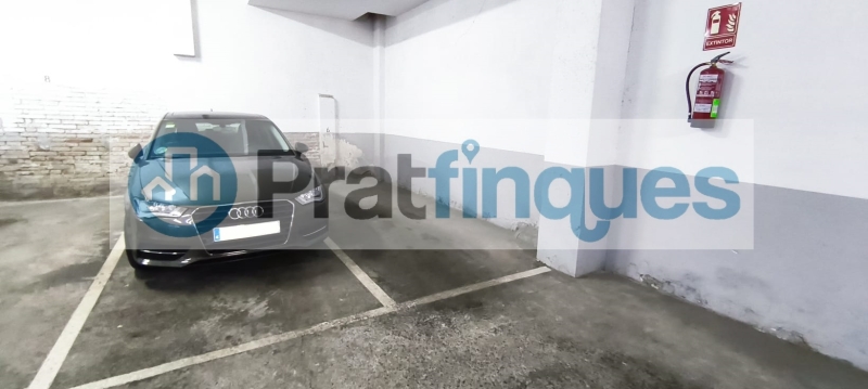 ¡Oportunidad en la ciudad de El Prat de Llobregat! Se vende plaza de parking individual en la calle Santiago Rusiñol, situada en la planta baja del edificio. Esta plaza de 12 m² ofrece espacio suficiente para coche mediano o grande y una moto. Se distingue por tener fácil maniobrabilidad, con distinción de puerta de acceso y otra de salida. El edificio cuenta con puertas de acceso automáticas y un circuito cerrado de seguridad, garantizando la máxima protección para tu vehículo. No pierdas la oportunidad de adquirir esta plaza, con todas las comodidades y medidas de seguridad que necesitas. ¡Contacta ya para más información y asegura tu espacio en una ubicación privilegiada! Desde Pratfinques, te realizamos todos los trámites de la compraventa y a la obtención de la financiación hipotecaria, liquidación de los impuestos y, inscripción registral. -&nbsp;&nbsp;&nbsp;&nbsp;&nbsp;&nbsp;&nbsp;&nbsp;&nbsp;&nbsp;&nbsp;&nbsp;&nbsp; El precio de venta del inmueble, no incluye impuestos ni tasas. (ITPADJ) -&nbsp;&nbsp;&nbsp;&nbsp;&nbsp;&nbsp;&nbsp;&nbsp;&nbsp;&nbsp;&nbsp;&nbsp;&nbsp; La plusvalía (Impuesto sobre el Incremento de Valor de los Terrenos Urbanos) es a cargo del vendedor. -&nbsp;&nbsp;&nbsp;&nbsp;&nbsp;&nbsp;&nbsp;&nbsp;&nbsp;&nbsp;&nbsp;&nbsp;&nbsp; En Pratfinques, NO COBRAMOS LOS HONORARIOS AL COMPRADOR, están incluidos en el precio de venta publicado. &nbsp;