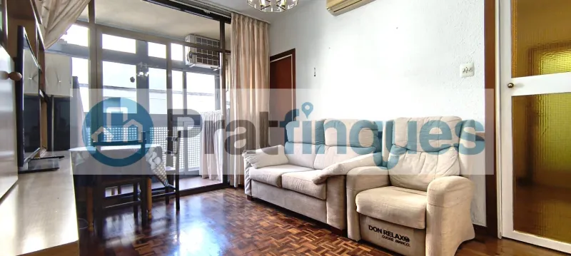 Ubicada en una de las zonas más exclusivas y demandadas de El Prat de Llobregat, presentamos esta vivienda totalmente exterior que destaca por su luz natural y su ubicación privilegiada en el&nbsp;Casc Antic. Características principales: Luminosidad total:&nbsp;Al ser una pieza íntegramente exterior, cada estancia disfruta de una claridad excepcional durante todo el día. Espacios optimizados:&nbsp;La vivienda cuenta con 69 m² construidos (63 m² útiles) distribuidos de forma funcional. Distribución: 3 dormitorios (uno de ellos doble). Salón-comedor con salida directa a un acogedor balcón. Cocina independiente con grandes posibilidades de reforma. Baño de tres piezas equipado con plato de ducha. Finca con ascensor:&nbsp;Situado en un edificio bien conservado que dispone de ascensor, garantizando total comodidad.Un lienzo en blanco para tu proyecto: El inmueble se encuentra en estado original, lo que representa la oportunidad perfecta para realizar una&nbsp;actualización integral&nbsp;y diseñar el hogar de tus sueños a medida. Su estructura permite múltiples opciones de personalización para ganar amplitud y estilo. Viva en una zona tranquila, con el encanto del casco histórico y todos los servicios, comercios y transporte a su alcance. En Pratfinques le acompañamos de forma integral durante todo el proceso de compraventa. Nos encargamos de la gestión de su financiación hipotecaria, la liquidación de impuestos y la inscripción registral de la propiedad. &nbsp; Tenga en cuenta los siguientes puntos informativos: &nbsp; Transparencia en el precio: El importe de venta no incluye los impuestos y tasas asociados (ITP y AJD). Plusvalía: El Impuesto sobre el Incremento de Valor de los Terrenos de Naturaleza Urbana corre íntegramente a cargo de la parte vendedora. Sin costes adicionales: En Pratfinques no cobramos honorarios a la parte compradora; nuestros servicios ya están incluidos en el precio de venta publicado.&nbsp;