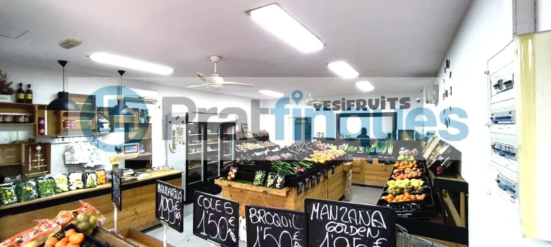 Se vende local comercial estratégico en&nbsp;El Prat de Llobregat. Un activo con excelentes características técnicas y de ubicación para asegurar rentabilidad o éxito comercial inmediato. Superficie:&nbsp;74m² útiles y totalmente diáfanos. Ubicación:&nbsp;Planta baja, nivel de calle, en plena Avda. del Remolar. Luminosidad:&nbsp;Orientación sur-oeste con sol directo de tarde, garantizando máxima eficiencia energética y visibilidad de escaparate. Estado:&nbsp;Incluye un aseo. Se entrega vacío y libre de cargas arrendatarias (actualmente alquilado con salida pactada tras la venta). El local se encuentra en un entorno consolidado con alta densidad residencial y equipamientos educativos, lo que asegura un paso constante de clientes potenciales. Muy bien comunicado por transporte público (L78, PR2, X2). Desde Pratfinques, te realizamos todos los trámites de la compraventa y a la obtención de la financiación hipotecaria, liquidación de los impuestos y, inscripción registral. -&nbsp;&nbsp;&nbsp;&nbsp;&nbsp;&nbsp;&nbsp;&nbsp;&nbsp;&nbsp;&nbsp;&nbsp;&nbsp; El precio de venta del inmueble, no incluye impuestos ni tasas. (ITP y AJD) -&nbsp;&nbsp;&nbsp;&nbsp;&nbsp;&nbsp;&nbsp;&nbsp;&nbsp;&nbsp;&nbsp;&nbsp;&nbsp; La plusvalía (Impuesto sobre el Incremento de Valor de los Terrenos Urbanos) es a cargo del vendedor. -&nbsp;&nbsp;&nbsp;&nbsp;&nbsp;&nbsp;&nbsp;&nbsp;&nbsp;&nbsp;&nbsp;&nbsp;&nbsp; En Pratfinques, NO COBRAMOS LOS HONORARIOS AL COMPRADOR, están incluidos en el precio de venta publicado. &nbsp;