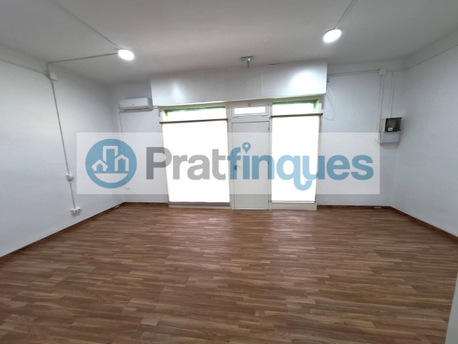  Descobreix aquest espectacular local a peu de carrer, ideal per a emprenedors que busquen un espai totalment reformat i llest per a funcionar! Amb 74 m² construïts, aquest local compta amb una distribució intel·ligent que inclou una àmplia sala diàfana, perfecta per a rebre a clients o realitzar activitats comercials. A més, disposa de dos despatxos independents que brinden privacitat per a consultes o reunions. La instal·lació elèctrica és nova i compleix amb totes les normatives vigents, assegurant un ambient segur i eficient. El bany ha estat reformat i compta amb un plat de dutxa, la qual cosa afegeix comoditat a l'espai. La climatització està garantida gràcies a l'aire condicionat i la calefacció, creant un entorn agradable durant tot l'any. Els sòls de parquet aporten un toc elegant i acollidor, mentre que les persianes motoritzades ofereixen comoditat i seguretat. Amb 3 metres lineals de façana i dos aparadors, aquest local té una excel·lent visibilitat que atraurà a potencials clients. Situat en una zona estratègica, aquest espai és perfecte per a despatxos, consultes o qualsevol tipus de negoci que busqui destacar. No perdis l'oportunitat d'adquirir aquest local en una ubicació privilegiada! Des de Pratfinques, et realitzem tots els tràmits de la compravenda i a l'obtenció del finançament hipotecari, liquidació dels impostos i, inscripció registral - El preu de venda de l'immoble, no inclou impostos ni taxes. (ITP i AJD) - La plusvàlua (Impost sobre l'Increment de Valor dels Terrenys Urbans) és a càrrec del venedor. - En Pratfinques, NO COBREM ELS HONORARIS AL COMPRADOR, estan inclosos en el preu de venda publicat.