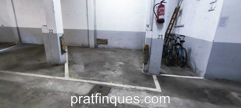 ¡Oportunidad en la ciudad de El Prat de Llobregat! Se vende plaza de parking individual en la calle Santiago Rusiñol, situada en la planta baja del edificio. Esta plaza de 14 m² ofrece espacio suficiente para coche mediano y una moto. Se distingue por tener fácil maniobrabilidad, con distinción de puerta de acceso y otra de salida. El edificio cuenta con puertas de acceso automáticas y un circuito cerrado de seguridad, garantizando la máxima protección para tu vehículo. No pierdas la oportunidad de adquirir esta plaza, con todas las comodidades y medidas de seguridad que necesitas. ¡Contacta ya para más información y asegura tu espacio en una ubicación privilegiada! Desde Pratfinques, te realizamos todos los trámites de la compraventa y a la obtención de la financiación hipotecaria, liquidación de los impuestos y, inscripción registral. -&nbsp;&nbsp;&nbsp;&nbsp;&nbsp;&nbsp;&nbsp;&nbsp;&nbsp;&nbsp;&nbsp;&nbsp;&nbsp; El precio de venta del inmueble, no incluye impuestos ni tasas. (ITPADJ) -&nbsp;&nbsp;&nbsp;&nbsp;&nbsp;&nbsp;&nbsp;&nbsp;&nbsp;&nbsp;&nbsp;&nbsp;&nbsp; La plusvalía (Impuesto sobre el Incremento de Valor de los Terrenos Urbanos) es a cargo del vendedor. -&nbsp;&nbsp;&nbsp;&nbsp;&nbsp;&nbsp;&nbsp;&nbsp;&nbsp;&nbsp;&nbsp;&nbsp;&nbsp; En Pratfinques, NO COBRAMOS LOS HONORARIOS AL COMPRADOR, están incluidos en el precio de venta publicado. &nbsp;