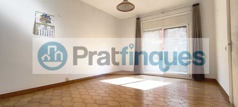 Luminoso piso con orientación Este y balcón en una de las zonas más demandadas de El Prat de Llobregat. Presentamos esta magnífica propiedad de 77 m² construidos (67 m² útiles),ubicada en el eje comercial y neurálgico de la Avenida Verge de Montserrat y Plaza Catalunya. Gracias a su orientación Este, la vivienda destaca por su gran luminosidad, recibiendo el sol directo de mañana, lo que garantiza un ambiente cálido, alegre y un excelente ahorro energético. Una pieza inmobiliaria con un potencial extraordinario, ideal tanto para familias que buscan diseñar su hogar a medida como para inversores que persiguen una alta rentabilidad. Distribución funcional y optimizada La vivienda destaca por su distribución lógica y el máximo aprovechamiento de sus espacios: Zona de día: Salón-comedor independiente con salida directa a un agradable balcón exterior, donde disfrutar del sol matinal. Cocina independiente: Con acceso a una práctica galería y derecho de uso de un patio de luces transitable. Zona de descanso: 3 dormitorios (1 doble principal de excelentes dimensiones y 2 individuales completos). Baño: Un baño completo de 4 piezas.Un lienzo en blanco para su proyecto El piso requiere una reforma integral, lo que representa la oportunidad perfecta para redistribuir los espacios a su gusto, elegir acabados de calidad actual y estrenar una vivienda totalmente personalizada según sus necesidades. La finca, además, está adaptada y cuenta con ascensor. Ubicación premium y conectividad total Situado en pleno corazón de El Prat, disfrutará de una comodidad absoluta en su día a día con todos los servicios a pie de calle: Transporte: A solo 3 minutos andando de la estación de metro Plaza Catalunya (L9 Sud) y a 2 minutos de las principales líneas de autobús. Comercios y servicios: Supermercados, tiendas de moda, colegios, centros médicos y una amplia oferta gastronómica a la vuelta de la esquina.No deje escapar esta excelente oportunidad por ubicación, precio, luz y potencial. Contacte con nosotros hoy mismo para concertar una visita. En Pratfinques le acompañamos de forma integral durante todo el proceso de compraventa. Nos encargamos de la gestión de su financiación hipotecaria, la liquidación de impuestos y la inscripción registral de la propiedad. &nbsp; Tenga en cuenta los siguientes puntos informativos: &nbsp; Transparencia en el precio: El importe de venta no incluye los impuestos y tasas asociados (ITP y AJD). Plusvalía: El Impuesto sobre el Incremento de Valor de los Terrenos de Naturaleza Urbana corre íntegramente a cargo de la parte vendedora. Sin costes adicionales: En Pratfinques no cobramos honorarios a la parte compradora; nuestros servicios ya están incluidos en el precio de venta publicado.