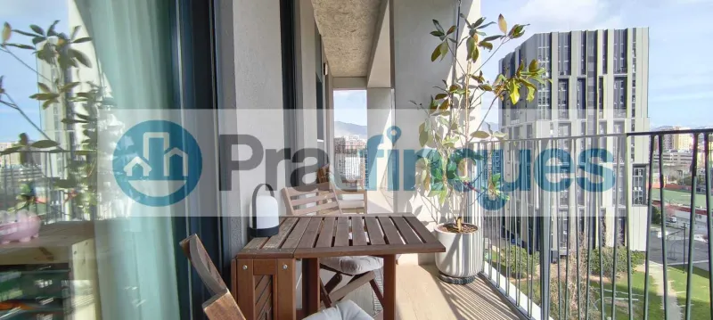 Exclusividad y sostenibilidad en una de las ubicaciones más codiciadas del área metropolitana. Le presentamos una pieza arquitectónica única situada en el corazón de&nbsp;Plaza Europa, el nuevo referente del urbanismo moderno en L'Hospitalet de Llobregat. Ubicada en una finca de&nbsp;obra nueva (2023),esta vivienda destaca por su privilegiada altura y su dominio visual, ofreciendo vistas despejadas que dotan a cada estancia de una personalidad inigualable. Espacios Diseñados para el Bienestar Con una superficie de 84 m² construidos, el hogar se distribuye con una elegancia funcional: Zona de Día:&nbsp;Un espectacular salón-comedor de 24 m², inundado de luz natural gracias a su&nbsp;orientación Este, con acceso directo a una&nbsp;terraza privada de 17 m², ideal para disfrutar de los amaneceres y el clima mediterráneo. Cocina Gourmet:&nbsp;Espacio independiente de 9 m² totalmente equipado con acabados de alta gama. Zona de Descanso:&nbsp;Suite principal de 13 m² con baño privado de diseño (plato de ducha de resina antideslizante) y dos habitaciones individuales luminosas y versátiles.Tecnología y Alta Eficiencia Energética Comprometida con el futuro, la vivienda cuenta con un sistema de&nbsp;aerotermia de última generación&nbsp;para la climatización (calefacción y aire acondicionado),garantizando un confort térmico óptimo con el mínimo impacto ambiental. Memoria de Calidades Premium Carpintería Exterior:&nbsp;Ventanas oscilobatientes con rotura de puente térmico y doble acristalamiento para un aislamiento acústico y térmico total. Carpintería Interior:&nbsp;Elegantes puertas lacadas en blanco, incluyendo sistemas correderos tipo&nbsp;Krona&nbsp;integrados en tabiquería para maximizar el espacio. Pavimentos:&nbsp;Suelo de tarima flotante laminada con efecto madera de máxima resistencia (calidad AC5).Servicios y Anexos Exclusivos La finca, libre de barreras arquitectónicas, dispone de tres ascensores (uno de gran capacidad). Además, se ofrece la posibilidad de completar esta propiedad con: Plaza de Parking XL (28.000 €):&nbsp;Con dimensiones excepcionales (5,25m x 3m),ideal para un vehículo de gran tamaño y una motocicleta de alta cilindrada. Trastero de Gran Capacidad (18.000 €):&nbsp;9 m² de almacenamiento adicional en el mismo edificio.Un hogar que no solo ofrece un lugar donde vivir, sino un estilo de vida basado en la exclusividad, la comodidad y la eficiencia. &nbsp; En Pratfinques le acompañamos de forma integral durante todo el proceso de compraventa. Nos encargamos de la gestión de su financiación hipotecaria, la liquidación de impuestos y la inscripción registral de la propiedad. &nbsp; Tenga en cuenta los siguientes puntos informativos: &nbsp; Transparencia en el precio: El importe de venta no incluye los impuestos y tasas asociados (ITP y AJD). Plusvalía: El Impuesto sobre el Incremento de Valor de los Terrenos de Naturaleza Urbana corre íntegramente a cargo de la parte vendedora. Sin costes adicionales: En Pratfinques no cobramos honorarios a la parte compradora; nuestros servicios ya están incluidos en el precio de venta publicado.&nbsp;