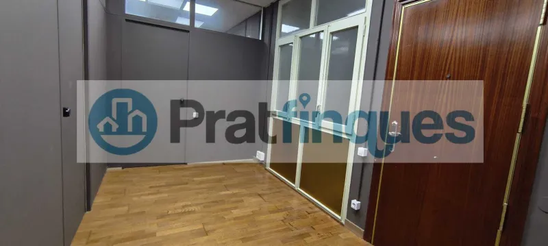 Ubicado en una de las zonas más dinámicas y emblemáticas de la Barcelona emprendedora, presentamos este despacho de&nbsp;44 m² totalmente reformado&nbsp;con un estándar de alta calidad. Situado en una finca singular con ascensor, el espacio combina la esencia arquitectónica del Eixample con una funcionalidad técnica impecable. Distribución y Diseño: La propiedad se divide en una elegante zona de recepción y un área office polivalente, que dan paso a&nbsp;dos despachos independientes. La privacidad está garantizada: uno de ellos cuenta con baño completo (plato de ducha de resina antideslizante),mientras que el segundo dispone de un práctico aseo de cortesía. Especificaciones Técnicas: Confort:&nbsp;Climatización mediante Split (A/A) y calefacción por radiadores cerámicos de bajo consumo. Acabados:&nbsp;Suelos de tarima flotante laminada y revestimientos a estrenar. Tecnología:&nbsp;Instalación eléctrica bajo normativa y sistema de redes ITC de alta conectividad, listo para operativa inmediata. Versatilidad y Ubicación: Un espacio idóneo para firmas de abogacía, consultorías, ingeniería o centros médicos especializados. Gracias a su configuración, permite también una transición hacia un&nbsp;concepto diáfano&nbsp;(estilo&nbsp;open space&nbsp;o&nbsp;call center). Rodeado de una red inmejorable de servicios y transporte público, este despacho es la sede perfecta para proyectar una imagen de éxito y profesionalidad. &nbsp; Desde Pratfinques, te realizamos todos los trámites de la compraventa y a la obtención de la financiación hipotecaria, liquidación de los impuestos y, inscripción registral. -&nbsp;&nbsp;&nbsp;&nbsp;&nbsp;&nbsp;&nbsp;&nbsp;&nbsp;&nbsp;&nbsp;&nbsp;&nbsp; El precio de venta del inmueble, no incluye impuestos ni tasas. (ITP y AJD) -&nbsp;&nbsp;&nbsp;&nbsp;&nbsp;&nbsp;&nbsp;&nbsp;&nbsp;&nbsp;&nbsp;&nbsp;&nbsp; La plusvalía (Impuesto sobre el Incremento de Valor de los Terrenos Urbanos) es a cargo del vendedor. -&nbsp;&nbsp;&nbsp;&nbsp;&nbsp;&nbsp;&nbsp;&nbsp;&nbsp;&nbsp;&nbsp;&nbsp;&nbsp; En Pratfinques, NO COBRAMOS LOS HONORARIOS AL COMPRADOR, están incluidos en el precio de venta publicado.