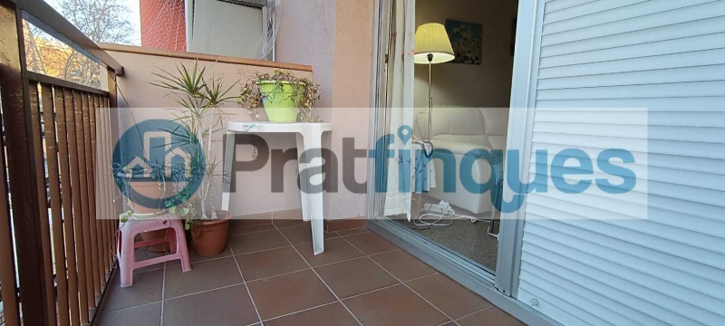 ¡Descubre el potencial de este amplio piso en El Prat de Llobregat! Con una superficie útil de 93 m² en una construcción total de 106 m², esta vivienda ofrece un sinfín de posibilidades para personalizarla a tu gusto. Ubicada en una primera planta con ascensor y acceso adaptado, es ideal para quienes buscan comodidad y accesibilidad. Dispone de tres habitaciones, dos de ellas dobles, un salón comedor de 24 m² con salida a un balcón perfecto para disfrutar del aire libre, y una cocina independiente que conecta con una galería y un patio de luces de uso exclusivo. El baño completo de 8 m² y el aseo de cortesía aseguran el confort diario. Además, tendrás derecho al uso y disfrute del patio interior, un espacio adicional que suma valor a este inmueble. Situado en una zona abastecida con todos los servicios necesarios, estarás cerca de la emblemática Plaza Catalunya, con fácil acceso a las principales vías de entrada y salida de la ciudad. La proximidad a centros educativos y deportivos, así como a zonas verdes, hacen de esta ubicación una opción perfecta para familias y amantes de la vida activa. ¡No pierdas la oportunidad de transformar este piso en tu hogar ideal! Centros de estudios Infantiles, primaria y secundaria (Guardería La Blaveta – Institut Escola Pepa Colomer – Escola galileo Galilei – Institut Ribera Baixa) Cerca de zonas verdes y centros deportivos Sagnier. Desde Pratfinques, te realizamos todos los trámites de la compraventa y a la obtención de la financiación hipotecaria, liquidación de los impuestos y, inscripción registral. -              El precio de venta del inmueble, no incluye impuestos ni tasas. (ITPADJ) -              La plusvalía (Impuesto sobre el Incremento de Valor de los Terrenos Urbanos) es a cargo del vendedor.