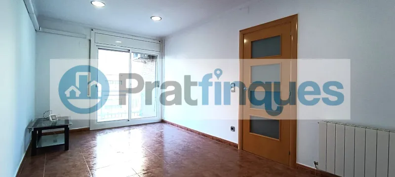 ¡Oportunidad única en una de las mejores zonas! Este encantador piso de 70 m² construidos y 64 m² útiles, situado en la planta 3ª de un edificio con ascensor, está listo para convertirse en tu nuevo hogar. Totalmente exterior y con orientación este, disfrutarás de una luminosidad excepcional durante todo el día. El salón comedor independiente tiene acceso directo a un balcón, ideal para relajarse al aire libre. La cocina, también independiente, cuenta con salida a una galería que aporta funcionalidad y espacio adicional. El piso dispone de tres habitaciones: una doble de 11 m² y dos individuales de 8 y 9 m² respectivamente, perfectas para adaptarse a tus necesidades. El baño de 4 piezas con bañera es amplio y cómodo. Los suelos de gres cerámico y la carpintería interior en puertas de Haya vaporizada aportan un toque de elegancia y calidad. Las ventanas de aluminio blanco aseguran un buen aislamiento térmico y acústico. Equipado con aire acondicionado por Split con bomba de calor y calefacción por radiadores de gas natural, este piso te garantiza confort durante todo el año. Además, su ubicación es inmejorable: a solo 5 minutos de la parada de metro Cèntric L9 y con múltiples líneas de autobús que te conectan con Barcelona y el resto de la población. No pierdas la oportunidad de vivir en una zona con todos los servicios a tu alcance. ¡Ven a visitarlo y enamórate! Desde Pratfinques, te realizamos todos los trámites de la compraventa y a la obtención de la financiación hipotecaria, liquidación de los impuestos y, inscripción registral. - El precio de venta del inmueble, no incluye impuestos ni tasas. (ITPADJ) - La plusvalía (Impuesto sobre el Incremento de Valor de los Terrenos Urbanos) es a cargo del vendedor. - En Pratfinques, NO COBRAMOS LOS HONORARIOS AL COMPRADOR, están incluidos en el precio de venta publicado.