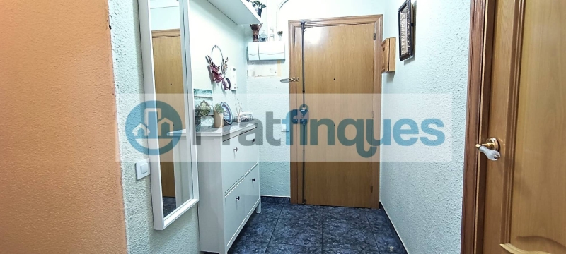 ¡Descubre tu nuevo hogar! Esta encantadora vivienda cuenta con una superficie útil de 64 m² y 79 m² construidos, perfectamente distribuidos para ofrecerte comodidad y estilo. Con 4 habitaciones, de las cuales 2 son dobles (una de 11 m²) y 2 individuales, hay espacio suficiente para toda la familia. La cocina, equipada con un práctico lavadero, se integra a la perfección. Con el acogedor salón-comedor, que te da acceso a un balcón ideal para disfrutar de tus momentos al aire libre. Imagina colocar una mesa y 4 sillas en este espacio luminoso, donde podrás relajarte con vistas despejadas y una orientación tranquila. La vivienda también cuenta con un baño completo de 4 piezas con bañera, suelos de gres porcelánico y elegantes puertas de roble que añaden un toque de calidez. Las ventanas de aluminio blanco con doble cristal tipo climalit garantizan un ambiente confortable y eficiente. Además, disfrutarás de aire acondicionado con bomba de calor por Split. La finca está en excelente estado, y con ascensor para tu comodidad. Ubicada en una de las zonas más comerciales de El Prat, estarás a un paso de todo lo que necesitas: transporte público, incluyendo la línea de metro L9 Les Moreres y varias paradas de autobús (65, L20, PR1 y PR2),así como parques, colegios e institutos públicos como el IES Estany de la Ricarda y el IES Salvador Dalí. ¡No dejes pasar la oportunidad de hacer de este lugar tu nuevo hogar! Desde Pratfinques, te realizamos todos los trámites de la compraventa y a la obtención de la financiación hipotecaria, liquidación de los impuestos y, inscripción registral. -              El precio de venta del inmueble, no incluye impuestos ni tasas. (ITPADJ) -              La plusvalía (Impuesto sobre el Incremento de Valor de los Terrenos Urbanos) es a cargo del vendedor. -              En Pratfinques, NO COBRAMOS LOS HONORARIOS AL COMPRADOR, están incluidos en el precio de venta publicado.