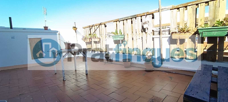 ¡Vive en el ático de tus sueños en El Prat de Llobregat!   Este encantador ático de 48 m² construidos y 45 m² útiles te ofrece un espacio luminoso y acogedor, ideal para jóvenes, singles o como primera vivienda. Distribuido en 2 habitaciones —una doble y otra sencilla—, cocina integrada en el salón-comedor, baño completo y una fantástica terraza a nivel de 21 m² que te permitirá disfrutar del aire libre y vistas despejadas. Con orientación Sur-Norte, recibe luz solar durante todo el día, gracias a sus amplias ventanas y buena orientación.   ¿Buscas un hogar que combine comodidad, naturaleza y excelente conexión con la ciudad? Este espectacular ático en El Prat de Llobregat es la opción perfecta para ti. Situado a solo unos minutos de Barcelona, podrás disfrutar de la vibrante capital catalana sin renunciar a la tranquilidad de una zona residencial.   Su ubicación privilegiada te permite acceder fácilmente al aeropuerto internacional Josep Tarradellas, ideal para viajeros frecuentes o quienes disfrutan de explorar el mundo. Además, estarás cerca del Puerto de Barcelona, facilitando tus desplazamientos marítimos y actividades náuticas.   ¿Amante del sol y la playa? La playa de El Prat de Llobregat está a pocos minutos, ofreciéndote un espacio perfecto para relajarte, practicar deportes acuáticos o dar largos paseos junto al mar.   Para los amantes del deporte y el bienestar, El Prat de Llobregat cuenta con acceso directo a caminos ideales para running y ciclismo, permitiéndote mantenerte activo rodeado de naturaleza. Y si necesitas desplazarte por la ciudad o hacia otros puntos de interés, la línea 9 del metro te conecta rápidamente con la ciudad de Barcelona y el Aeropuerto de El Prat.   Aunque el edificio no cuenta con ascensor, su ubicación cerca de todos los servicios comerciales y transporte público hace que sea una opción muy conveniente.   No pierdas la oportunidad de vivir en un espacio único que combina comodidad, naturaleza y conectividad.   ¡Contáctanos hoy mismo y haz realidad el sueño de tu nuevo hogar en El Prat de Llobregat! Desde Pratfinques, te realizamos todos los trámites de la compraventa y a la obtención de la financiación hipotecaria, liquidación de los impuestos y, inscripción registral. -              El precio de venta del inmueble, no incluye impuestos ni tasas. (ITPADJ) -              La plusvalía (Impuesto sobre el Incremento de Valor de los Terrenos Urbanos) es a cargo del vendedor. -              En Pratfinques, NO COBRAMOS LOS HONORARIOS AL COMPRADOR, están incluidos en el precio de venta publicado.