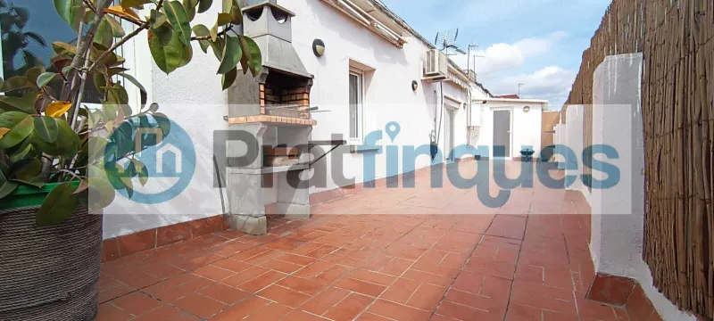 Espectacular ático totalmente reformado con terraza de 43m²   Te presentamos este impresionante ático completamente reformado con materiales de alta calidad, que ofrece una superficie útil de 66 m² (83 m² construidos) y una increíble terraza soleada de 43 m², ideal para disfrutar del aire libre durante todo el año.   La vivienda cuenta con un amplio y luminoso salón-comedor de 18 m² con cocina americana integrada de 8 m², desde donde se accede directamente a la magnífica terraza. Además, la cocina se conecta con una práctica galería de 8 m², que también dispone de salida a la terraza, proporcionando aún más comodidad y funcionalidad.   Dispone de 3 dormitorios: uno doble tipo suite con baño privado y aseo de cortesía, y dos habitaciones individuales. El baño principal, de diseño moderno, está equipado con plato de ducha y acabados elegantes.   La finca dispone de ascensor.   Una oportunidad única para vivir en un ático de ensueño, con todas las comodidades y una espectacular zona exterior. Desde Pratfinques, te realizamos todos los trámites de la compraventa y a la obtención de la financiación hipotecaria, liquidación de los impuestos y, inscripción registral. -              El precio de venta del inmueble, no incluye impuestos ni tasas. (ITPADJ) -              La plusvalía (Impuesto sobre el Incremento de Valor de los Terrenos Urbanos) es a cargo del vendedor. -              En Pratfinques, NO COBRAMOS LOS HONORARIOS AL COMPRADOR, están incluidos en el precio de venta publicado.