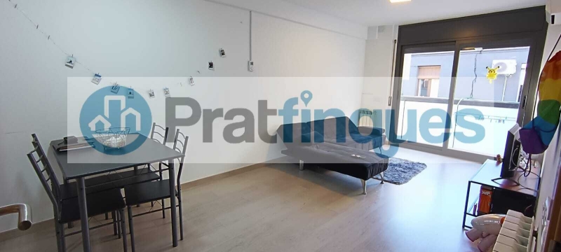¡Descubre tu nuevo hogar en el corazón de la ciudad! Este encantador piso de 1 habitación te ofrece todo lo que necesitas para vivir cómodamente. Con una superficie de 61m² construidos y 51m² útiles, disfrutarás de espacios bien distribuidos, como un salón-comedor independiente y una amplia cocina americana de 23m². La habitación doble de 12m² es perfecta para descansar, mientras que el baño completo con bañera añade un toque de lujo a tu rutina diaria. La orientación oeste garantiza luz natural durante toda la tarde, y el balcón es ideal para relajarte al aire libre. Además, el piso cuenta con carpintería exterior de aluminio con doble cristal tipo climalit y suelo de parqué laminado AC5, asegurando confort y eficiencia energética. El edificio seminuevo de obra vista, construido en 2007, dispone de ascensor y una plaza de garaje incluida en el precio. Ubicado en una zona céntrica, tendrás a tu alcance una amplia variedad de servicios comerciales, restaurantes y transporte público. A solo 7 minutos de la parada de metro L9 (Les Moreres),tendrás fácil acceso a Barcelona Capital y al Aeropuerto Internacional de Barcelona. No pierdas la oportunidad de vivir en este acogedor piso que combina comodidad, estilo y una ubicación inmejorable. ¡Ven a visitarlo! Desde Pratfinques, te realizamos todos los trámites de la compraventa y a la obtención de la financiación hipotecaria, liquidación de los impuestos y, inscripción registral. -              El precio de venta del inmueble, no incluye impuestos ni tasas. (ITPADJ) -              La plusvalía (Impuesto sobre el Incremento de Valor de los Terrenos Urbanos) es a cargo del vendedor. -              En Pratfinques, NO COBRAMOS LOS HONORARIOS AL COMPRADOR, están incluidos en el precio de venta publicado.