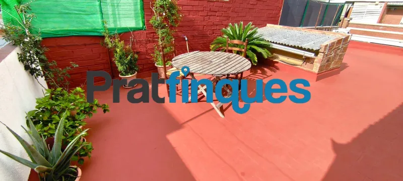 Presentamos esta magnífica vivienda lista para entrar a vivir, completamente reformada con un gusto exquisito y materiales de calidad. El inmueble destaca por su excelente distribución, luminosidad y el absoluto desahogo que ofrece su impresionante espacio exterior, convirtiéndolo en una pieza única en la zona. Características principales: Superficie óptima: 70 m² útiles distribuidos con la máxima eficiencia espacial. Zona de descanso: 3 amplios dormitorios, incluyendo una magnífica suite principal y dos habitaciones dobles adicionales. Baños modernos: 2 baños completos totalmente equipados con acabados contemporáneos. Cocina funcional: Espacio independiente y cómodo. Lavadero Interiorizado: un práctico lavadero interiorizado que maximiza el orden doméstico. Área de relax: Una agradable estancia acristalada que funciona como un balcón cubierto, ideal como rincón de lectura por su abundante luz natural y sosiego. Calidades y acabados premium: Aislamiento superior: Carpintería exterior oscilobatiente de aluminio con rotura de puente térmico y doble acristalamiento con cámara de aire, garantizando el máximo confort térmico y acústico. Elegancia interior: Suelos de parqué laminado de alta resistencia (AC5) y puertas de paso lacadas en blanco. Climatización: Sistema de calefacción integral mediante radiadores de gas natural. Un oasis exterior exclusivo: El verdadero elemento diferenciador de esta propiedad es su espectacular terraza privada de 61 m². Un espacio exterior idílico para disfrutar del clima mediterráneo, organizar cenas al aire libre o crear un jardín urbano. Además, cuenta con un valioso trastero de 5 m² integrado, la solución perfecta de almacenamiento para el día a día. Exclusividad y entorno de vida: Ubicada en una finca de solo dos vecinos, la privacidad y la tranquilidad están completamente garantizadas. El piso se emplaza en uno de los sectores residenciales más cotizados y demandados de la ciudad. Una zona que destaca por el equilibrio perfecto entre la paz de un entorno familiar y la comodidad urbana más absoluta. A escasos minutos a pie de la estación de metro L9 (Cèntric),la vivienda ofrece una conectividad impecable con el centro de Barcelona, el aeropuerto y redes de transporte (autobuses y taxis). El día a día aquí es un auténtico privilegio: dispondrá de una selecta oferta de restauración, comercios locales y servicios esenciales a pie de calle, sin renunciar a la calma de un vecindario residencial idílico. En Pratfinques le acompañamos de forma integral durante todo el proceso de compraventa. Nos encargamos de la gestión de su financiación hipotecaria, la liquidación de impuestos y la inscripción registral de la propiedad. &nbsp; Tenga en cuenta los siguientes puntos informativos: Transparencia en el precio: El importe de venta no incluye los impuestos y tasas asociados (ITP y AJD). Plusvalía: El Impuesto sobre el Incremento de Valor de los Terrenos de Naturaleza Urbana corre íntegramente a cargo de la parte vendedora. Información de transparencia al consumidor: Antes de hacer la visita, tu asesor personal te facilitará toda la información detallada y desglosada de estos costes para que compres con total tranquilidad. &nbsp;