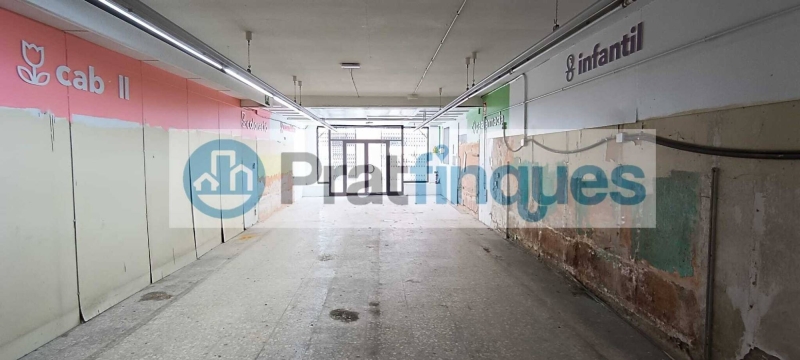 ¡Descubre tu nuevo espacio comercial en El Prat!   Te presentamos un local excepcional en una de las zonas más comerciales de la ciudad, ideal para emprendedores y negocios en crecimiento. Con 300 m² distribuidos en dos plantas de 150 m² cada una, este local ofrece un diseño diáfano que se adapta a tus necesidades.   Características destacadas:   Acceso directo desde la calle: Planta baja sin escaleras, con 5 m de ancho y 28 m de profundidad. Patio de luces: Perfecto para instalar maquinaria de aire acondicionado y salida de humos. Escalera de caracol: Cumple con todas las normativas para instalaciones comerciales. Planta superior luminosa: Gran ventanal que inunda el espacio de luz natural, además de contar con dos aseos.   Ubicado en una calle muy transitada por los habitantes del Prat, este local tiene un alto potencial comercial. Es perfecto para cualquier tipo de negocio: desde clínicas dentales o veterinarias hasta franquicias, hostelería, restauración o espacios de coworking.   Equipado con aire acondicionado y con condiciones de alquiler flexibles, ¡este es el lugar donde tus ideas pueden florecer!   No pierdas la oportunidad de establecer tu negocio en un entorno dinámico y lleno de posibilidades. ¡Contáctanos hoy mismo para más información y ven a visitar tu futuro local!  