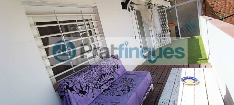 ¡Descubre este exclusivo ático en el corazón del Casco Antiguo de El Prat de Llobregat! Situado en una primera planta real sin ascensor y en una comunidad íntima de solo dos vecinos, este inmueble ofrece una experiencia de vida única. Totalmente reformado, cuenta con dos amplias habitaciones (una de ellas con vestidor) y una cocina independiente tipo office que hará las delicias de los amantes de la gastronomía.   El salón-comedor es un espacio acogedor con una estufa de leña y aire acondicionado por split, perfecto para todas las estaciones del año. Desde aquí, accedes directamente a una maravillosa terraza de 14m², ideal para disfrutar de momentos al aire libre. El baño, espacioso y moderno, está equipado con un plato de ducha de resina antideslizante, garantizando confort y seguridad, además bañado por luz natural, gracias a su claraboya espaciosa y bien orientada.   Con una superficie construida de 86m² y 78m² útiles, este ático también incluye una boardilla de 37m² con lavabo, lista para ser terminada según tus necesidades. Además, dispone de armarios empotrados y un trastero para mayor comodidad. La calefacción es eléctrica mediante bomba de frío/calor, asegurando un ambiente agradable durante todo el año.   Ubicado en una zona inmejorable, este ático te coloca en el epicentro de todos los servicios que ofrece El Prat de Llobregat. No pierdas la oportunidad de vivir en un lugar con encanto histórico y todas las comodidades modernas. ¡Ven a visitarlo y enamórate! Desde PratFinques, te realizamos todos los trámites de la compraventa y a la obtención de la financiación hipotecaria, liquidación de los impuestos y, inscripción registral. El precio de venta del inmueble, no incluye impuestos ni tasas. (ITPADJ) La plusvalía (Impuesto sobre el Incremento de Valor de los Terrenos Urbanos) es a cargo del vendedor.