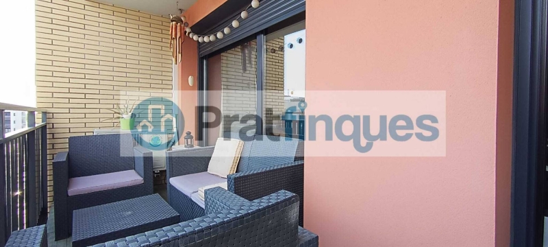 ¡Descubre tu nuevo hogar en El Prat! Te presentamos este espectacular piso de obra seminueva (2013),completamente exterior y lleno de luz natural. Con una superficie útil de 84 m² y 97 m² construidos, este inmueble ofrece un espacio ideal para disfrutar de la comodidad y el estilo. La vivienda cuenta con 3 habitaciones, incluyendo una elegante suite de 12 m² con baño completo (plato de ducha),además de 2 acogedoras habitaciones individuales de 8 m² cada una. El amplio salón-comedor de 22 m² y la cocina independiente de 9 m² son perfectos para compartir momentos inolvidables, ambos con acceso directo a un encantador balcón de 7 m². Disfruta de acabados de calidad, como ventanas de aluminio con rotura de puente térmico y doble cristal, suelos de parqué laminado AC5 en roble y puertas de haya vaporizada. La calefacción de gas natural y el aire acondicionado por splits garantizan tu confort en cualquier época del año. Además, este piso incluye una plaza de parking para coche mediano-grande y moto, así como 2 plazas para bicicletas en una jaula cerrada con llave. La finca cuenta con ascensor, brindando mayor comodidad en tu día a día. Ubicado en una de las zonas más destacadas de El Prat, disfrutarás de un entorno tranquilo, pero a solo unos pasos de Plaza Catalunya. Con fácil acceso a la estación de metro L9 (Cèntric) que te lleva al Aeropuerto y paradas de bus L20 y PR5, la ubicación es inmejorable. ¡No dejes pasar esta oportunidad! Ven a visitar tu futuro hogar y enamórate de cada rincón. ¡Te esperamos! Vivienda de Protección Oficial (VPO) NOTA: De interés para posibles compradores. - Los obtantes a la adquisición y compra del inmuebe, deben estar inscritos en el Registro de l’Agència de l’Habitatge de Catalunya con Protección Oficial. - Deberán destinar el bien como domicilio habitual y permanente. - Que un adquiriente NO supere ingresos anuales de 69.759€ - Para dos adquirientes (compradores) NO superar ingresos anuales de 71.916€  Desde Pratfinques, te realizamos todos los trámites de la compraventa y a la obtención de la financiación hipotecaria, liquidación de los impuestos y, inscripción registral. -              El precio de venta del inmueble, no incluye impuestos ni tasas. (ITPAJD) -              La plusvalía (Impuesto sobre el Incremento de Valor de los Terrenos Urbanos) es a cargo del vendedor. -              En Pratfinques, NO COBRAMOS LOS HONORARIOS AL COMPRADOR, están incluidos en el precio de venta publicado.