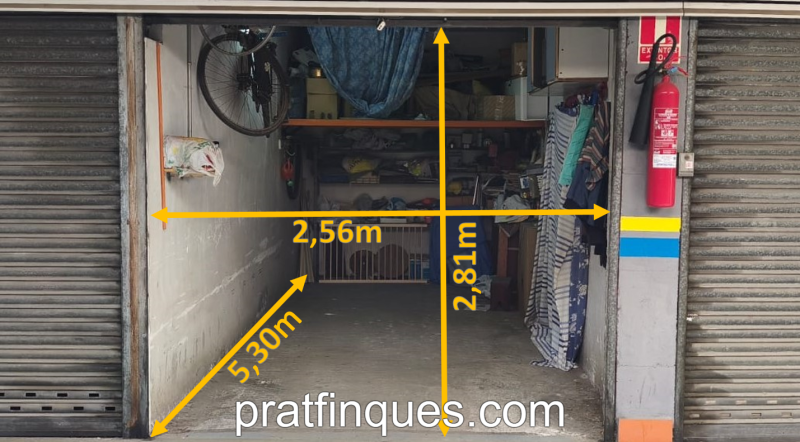 ¿Buscas más que una simple plaza? En El Prat de Llobregat (Carrer del Masnou),vendemos este garaje independiente y cerrado de 5.30 x 2.56 m. Privacidad Total: Persiana individual motorizada que convierte tu plaza en un trastero/garaje privado. Capacidad Plus: Sus 14 m² permiten estacionar coche y moto cómodamente. Acceso Premium: Planta baja, sin rampas interminables. Pasillos amplios que garantizan una maniobra limpia y rápida. Comunidad Tranquila: Finca con muy pocos vecinos y puerta exterior automática.Protege tu vehículo del polvo, roces y miradas ajenas. ¡Ven a probar la maniobra hoy mismo! &nbsp; En Pratfinques le acompañamos de forma integral durante todo el proceso de compraventa. Nos encargamos de la gestión de su financiación hipotecaria, la liquidación de impuestos y la inscripción registral de la propiedad. &nbsp; Tenga en cuenta los siguientes puntos informativos: Transparencia en el precio: El importe de venta no incluye los impuestos y tasas asociados (ITP y AJD). Plusvalía: El Impuesto sobre el Incremento de Valor de los Terrenos de Naturaleza Urbana corre íntegramente a cargo de la parte vendedora. Sin costes adicionales: En Pratfinques no cobramos honorarios a la parte compradora; nuestros servicios ya están incluidos en el precio de venta publicado.&nbsp; &nbsp;