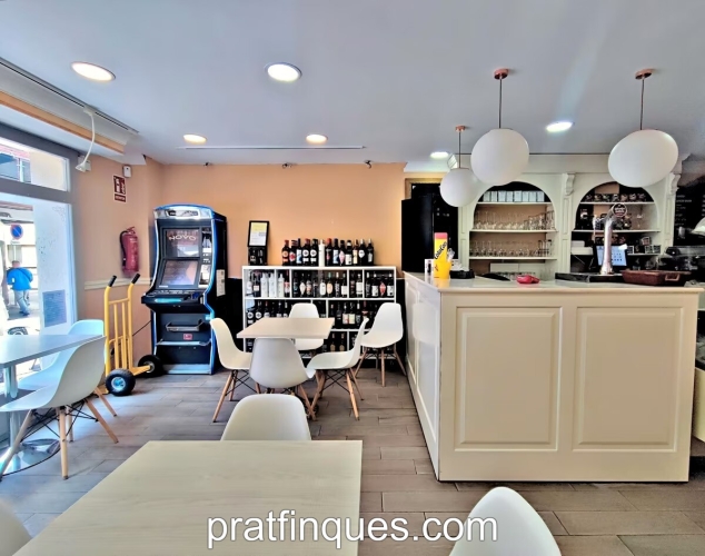 Presentamos una oportunidad excepcional de adquisición en la&nbsp;vía más emblemática y comercial de El Prat de Llobregat. Ubicado en la Calle Major, en pleno proceso de transformación hacia una peatonalización definitiva, este establecimiento de&nbsp;116 m²&nbsp;combina una ubicación inmejorable con una infraestructura técnica impecable, lista para operar de inmediato. Diseño Operativo y Espacios Diferenciados El inmueble ha sido reformado recientemente con una visión funcional y estética, permitiendo optimizar el flujo de trabajo y la experiencia del cliente a través de dos ambientes conectados pero con identidad propia: Zona Cafetería & Snack Bar:&nbsp;Un espacio dinámico con cocina&nbsp;office&nbsp;de apoyo, ideal para servicios ágiles, desayunos y meriendas. Salón Comedor & Área Gastronómica:&nbsp;Un ambiente acogedor y diferenciado que invita a una experiencia culinaria más pausada, presidido por una&nbsp;impresionante cocina profesional de 20 m². Terraza Privilegiada:&nbsp;Licencia para 9 mesas en la arteria con mayor tráfico peatonal de la ciudad, garantizando visibilidad y rotación durante todo el año.Capacidad Técnica e Instalaciones El local destaca por cumplir con los más altos estándares normativos y operativos: Cocina de Alto Rendimiento:&nbsp;Totalmente equipada (salida de humos, maquinaria de frío industrial, cocción profesional con 2 hornos, amasadora y freidoras de alta capacidad) y preinstalación de gas. Accesibilidad y Confort:&nbsp;Climatización integral y aseos adaptados según normativa vigente. Digitalización:&nbsp;Gestión de ventas mediante TPV y sistemas de cobro automatizados.Un Negocio Consolidado y Escalable Con más de&nbsp;10 años de trayectoria y una facturación sólida, este negocio no es solo un local, sino un activo con una clientela fiel y un fondo de comercio contrastado. Su configuración permite tanto la continuidad de un modelo de éxito como la implantación de nuevos conceptos gastronómicos de autor sin necesidad de inversión adicional en obra. Ideal para grupos de restauración, perfiles emprendedores o gestión familiar que busquen seguridad y rentabilidad en la mejor zona del Baix Llobregat. Contacte con PRATFINQUES para concertar una visita técnica y descubrir el potencial de este excepcional activo. &nbsp;