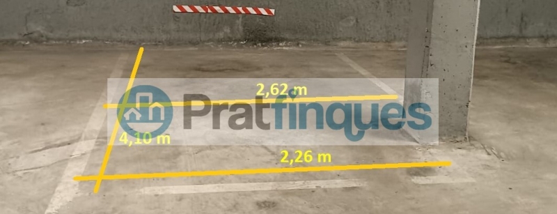¡Oportunidad en la ciudad de El Prat de Llobregat! Se vende plaza de parking individual en la calle Enric Morera, situada en la planta inferior del edificio. Esta plaza de 11 m² ofrece espacio suficiente para coche mediano, con la comodidad de una comunidad con pocos vecinos. Se distingue por tener fácil maniobrabilidad, una situación a pocos metros de la Avda. Verge de Montserrat. El edificio cuenta con sistemas de vigilancia avanzados, incluyendo puertas de acceso automáticas y un circuito cerrado de seguridad, garantizando la máxima protección para tu vehículo. No pierdas la oportunidad de adquirir esta plaza independiente y cubierta, con todas las comodidades y medidas de seguridad que necesitas. ¡Contacta ya para más información y asegura tu espacio en una ubicación privilegiada! Desde Pratfinques, te realizamos todos los trámites de la compraventa y a la obtención de la financiación hipotecaria, liquidación de los impuestos y, inscripción registral. -              El precio de venta del inmueble, no incluye impuestos ni tasas. (ITPADJ) -              La plusvalía (Impuesto sobre el Incremento de Valor de los Terrenos Urbanos) es a cargo del vendedor. -              En Pratfinques, NO COBRAMOS LOS HONORARIOS AL COMPRADOR, están incluidos en el precio de venta publicado.