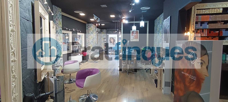 Te presentamos un local comercial en una de las zonas más dinámicas y comerciales de la ciudad, a solo dos minutos de la emblemática Plaza Catalunya. Con 113 m² construidos y 109 m² útiles en un espacio diáfano, este local ofrece un lienzo en blanco para que puedas diseñar el negocio de tus sueños.   Con una impresionante fachada de 5,5 metros, tu negocio no pasará desapercibido. Su ubicación privilegiada, cerca de la estación de metro L9 Cèntric y múltiples paradas de autobús, garantiza un fácil acceso tanto para tus clientes como para ti, conectándote rápidamente con el corazón de Barcelona y el aeropuerto internacional Josep Tarradellas.   Este local es ideal para una variedad de actividades comerciales, y su diseño flexible te permitirá adaptarlo a tus necesidades. Además, al estar a pie de calle y a nivel de acera, es accesible para personas con movilidad reducida, lo que amplía tu clientela potencial.   Equipado con instalación de climatización por conductos y splits, podrás mantener un ambiente agradable con un bajo coste de operación. Actualmente, el local alberga una exitosa actividad de peluquería y estética, lo que demuestra su potencial en el sector.   Con dos salidas de humo y una comunidad de pocos vecinos, este local es la inversión perfecta para dar el siguiente paso en tu carrera empresarial. ¡No dejes pasar esta oportunidad! Contáctanos para más información y ven a descubrir tu futuro negocio. Desde Pratfinques, te realizamos todos los trámites de la compraventa y a la obtención de la financiación hipotecaria, liquidación de los impuestos y, inscripción registral. -              El precio de venta del inmueble, no incluye impuestos ni tasas. (ITPADJ) -              La plusvalía (Impuesto sobre el Incremento de Valor de los Terrenos Urbanos) es a cargo del vendedor. -              En Pratfinques, NO COBRAMOS LOS HONORARIOS AL COMPRADOR, están incluidos en el precio de venta publicado.